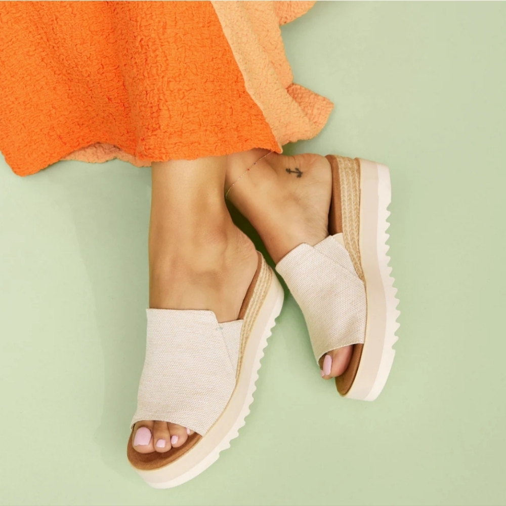 Toms Diana Mule Wedge Sandals Cream Slip-On Sandals NWOT Sz. 9m